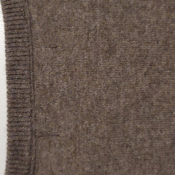 Bloomingdale's men's L brown V-neck cashmere sweater - Picture 5 of 5